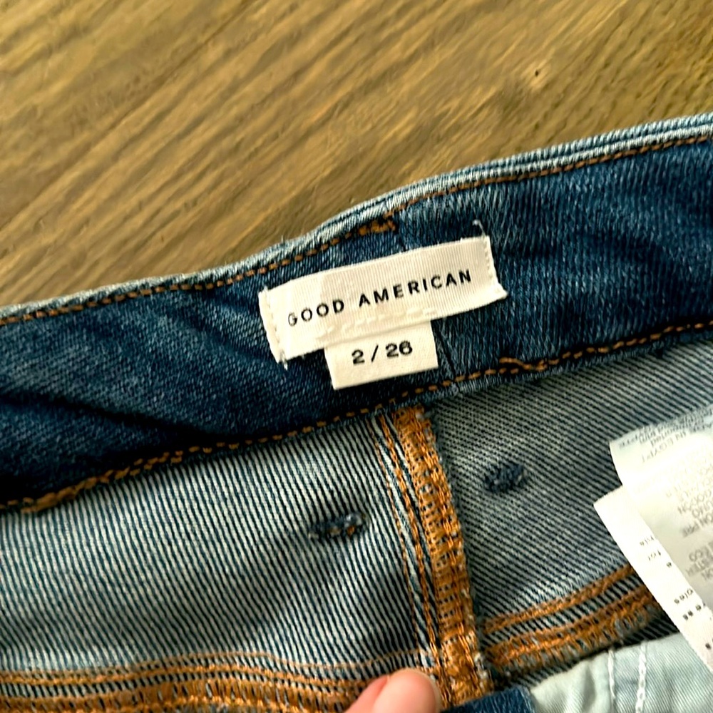 Good American jeans size 2/26. Barely worn and in great shape! So comfy.